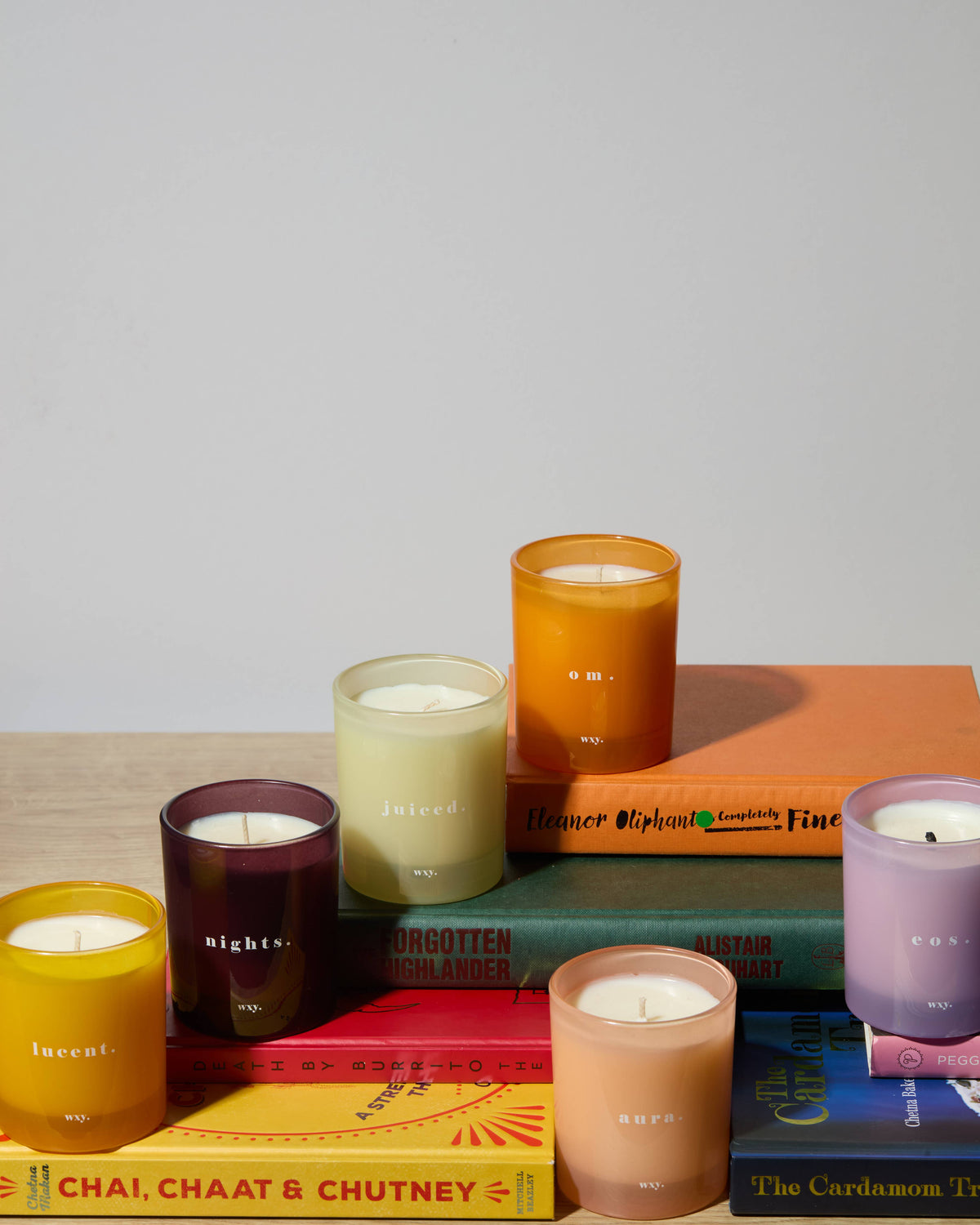 Aura 7oz Candle - White Woods &amp; Amber Down