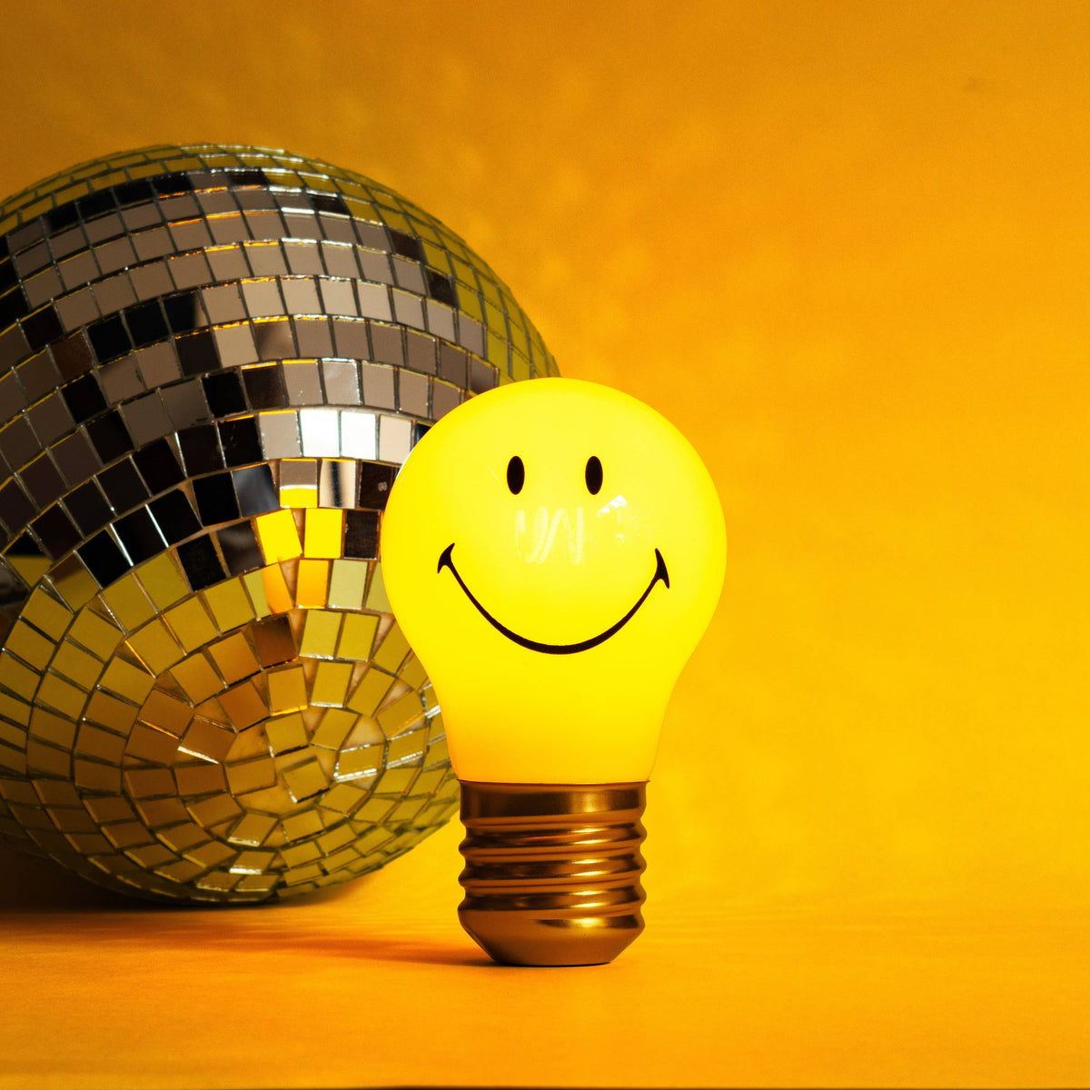 CORDLESS SMILEY® LIGHTBULB