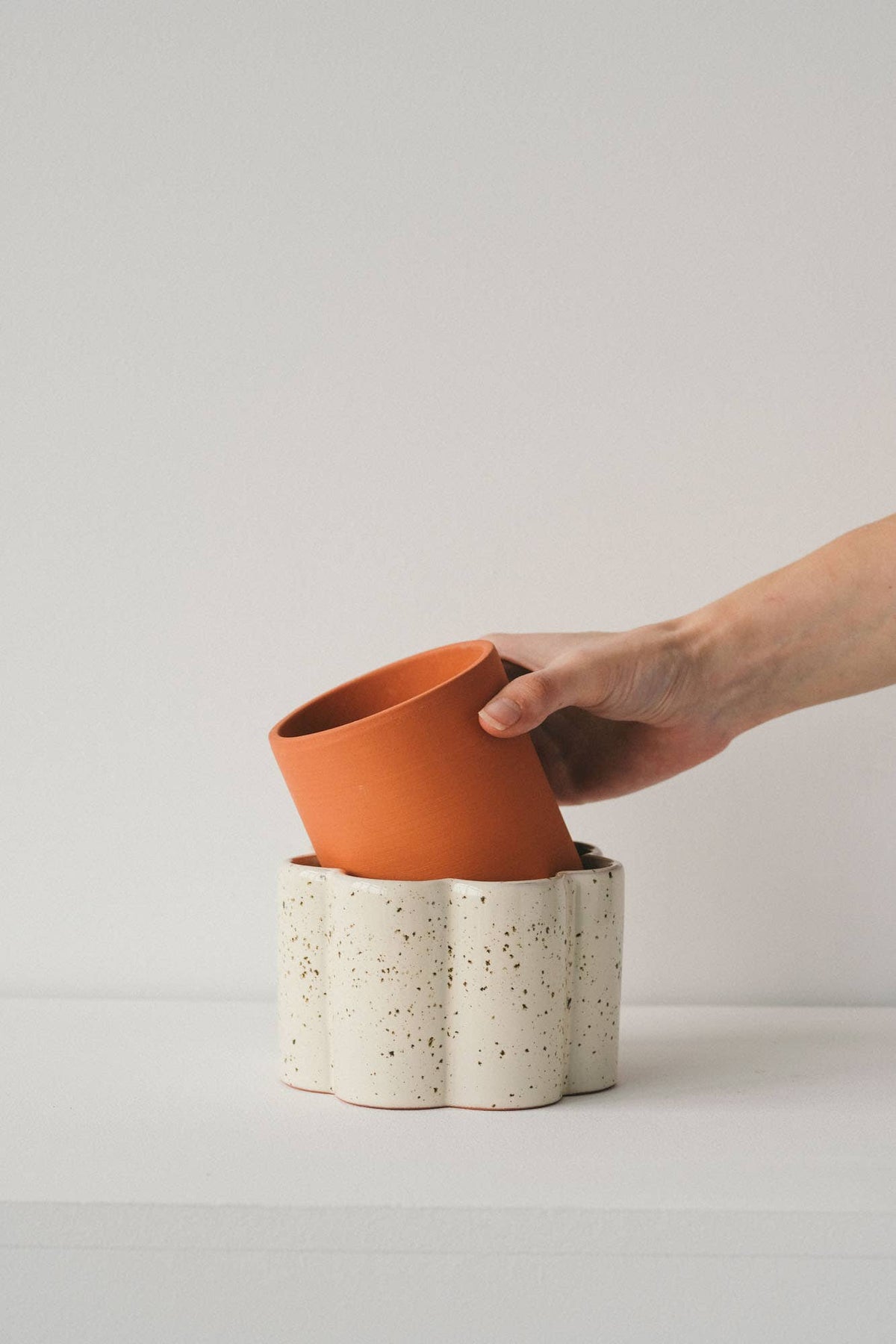 Self-watering pot Paula - Speckled white