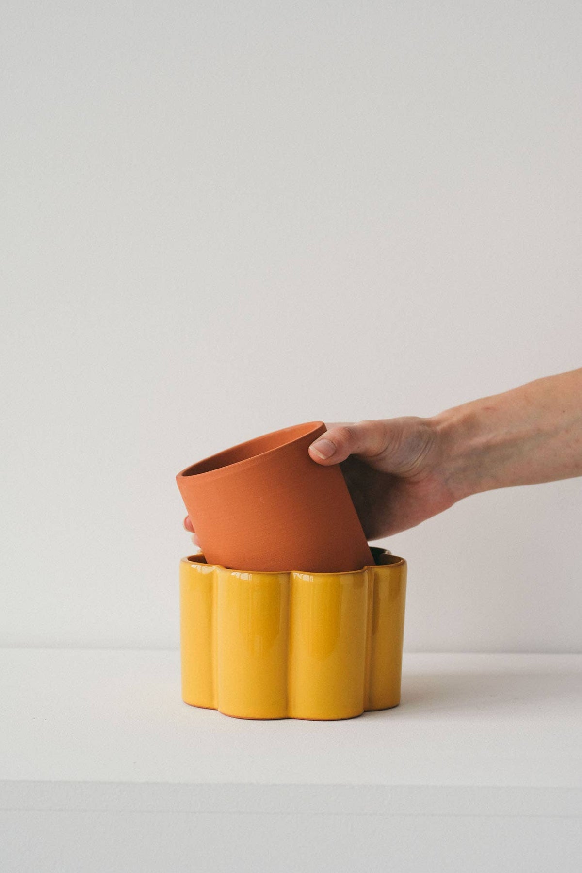 Self-watering pot Paula - Mustard yellow