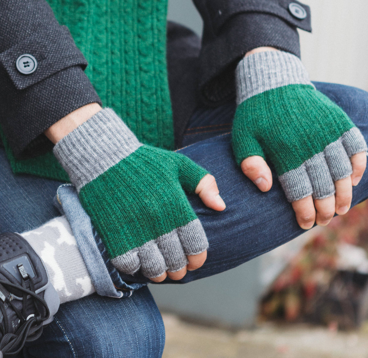Colour Block Fingertip-less Gloves : Black/Grey